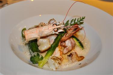 Domain d' Auriac LANGOUSTINES ET CREVETTE SAUVAGE GRILLEES A LA PLANCHA, POLENTA MOELLEUSE AUX AROMAS DE CRUSTACES, EMULSION CITRONNEE