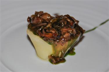 AN EDIBLE MARROWBONE Smoked bone marrow, green juniperberries & chantarelles Kong Hans Kaelder