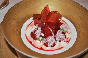 ICE CREAM OF ICELANDIC SKYR Honey-eye strawberries, double cream & green peppercorns Kong Hans Kaelder