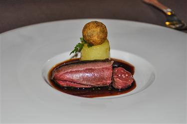 LE PRIEURE PIGEON DES COSTIERRES DE LA FAMILLE BAEZA ROTI EN COCOTTE, SA CUISSE EN CROQUETTE AUX HERBES, POMMES DE TERRE GLACEES ET SON JUS FACON SALMIS